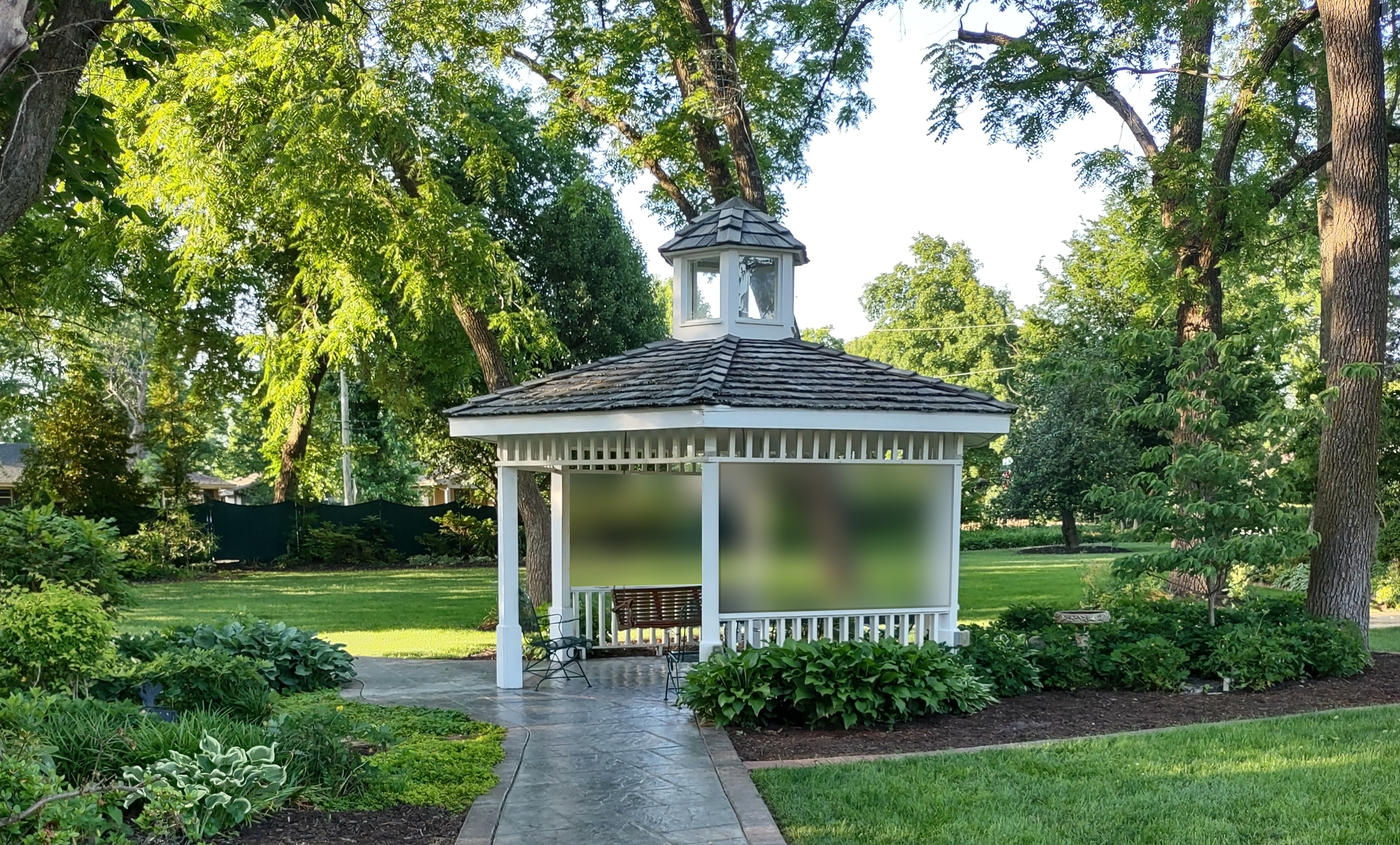 Монтаж мягкого остекления беседки